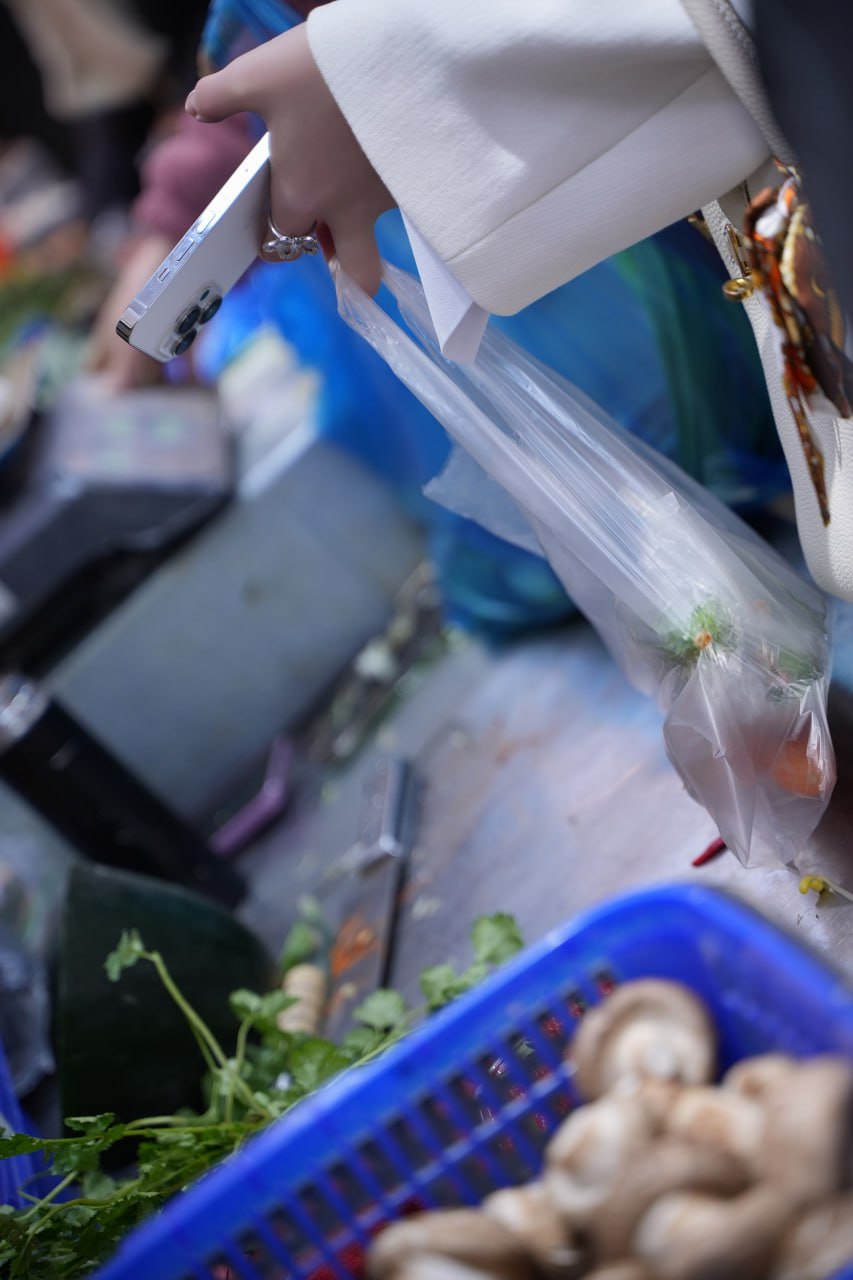 周妍希 – 白领买菜回家 [97P]